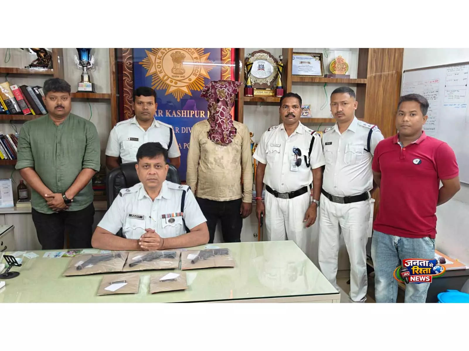 Kolkata: पुलिस की छापेमारी में हथियार डीलर गिरफ्तार; आग्नेयास्त्र और कारतूस बरामद Kolkata: पुलिस की छापेमारी में हथियार डीलर गिरफ्तार; आग्नेयास्त्र और कारतूस बरामद