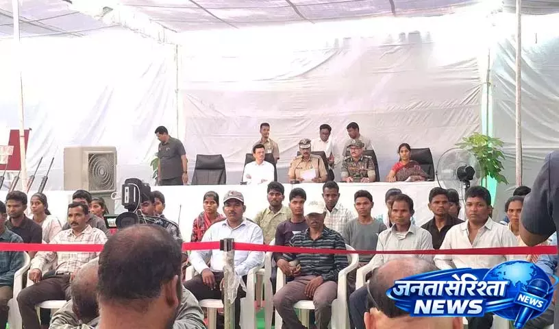 Telangana में प्रमुख नेताओं समेत 42 माओवादियों ने किया सरेंडर Telangana में प्रमुख नेताओं समेत 42 माओवादियों ने किया सरेंडर