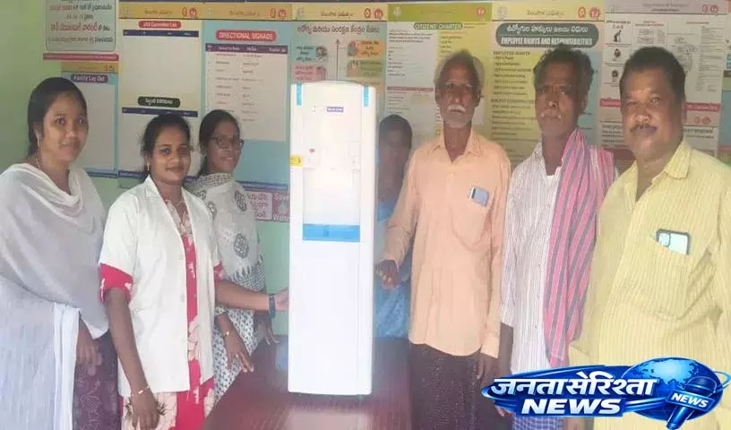 CI पोतुला श्रीधर ने खम्मम में पानी का डिस्पेंसर दान किया CI पोतुला श्रीधर ने खम्मम में पानी का डिस्पेंसर दान किया