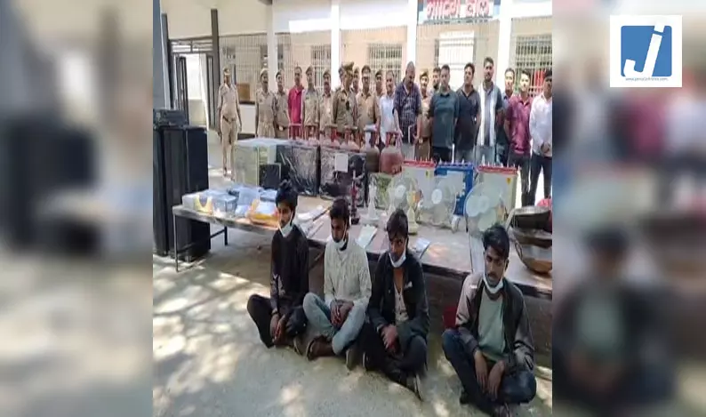 चोरी के आरोप में चार गिरफ्तार, सर्दियों में स्कूलों को बनाते थे निशाना चोरी के आरोप में चार गिरफ्तार, सर्दियों में स्कूलों को बनाते थे निशाना