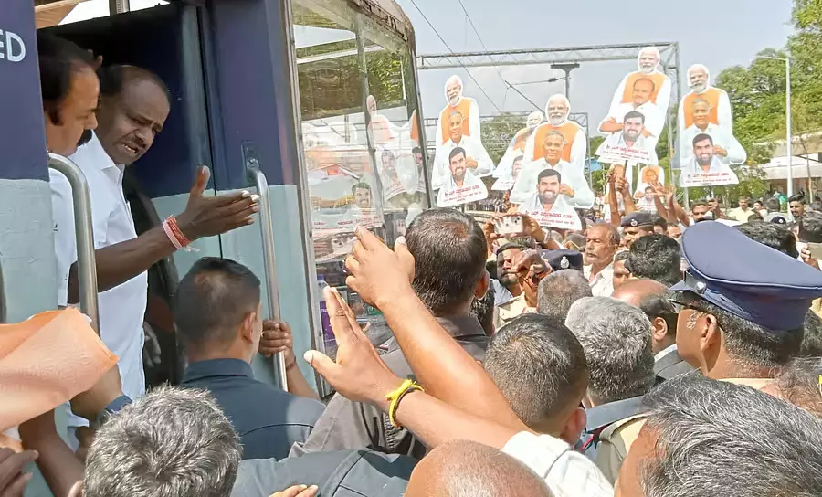 रवींद्र श्रीकांतैया के समर्थकों ने HDK के खिलाफ गुस्सा जताया रवींद्र श्रीकांतैया के समर्थकों ने HDK के खिलाफ गुस्सा जताया