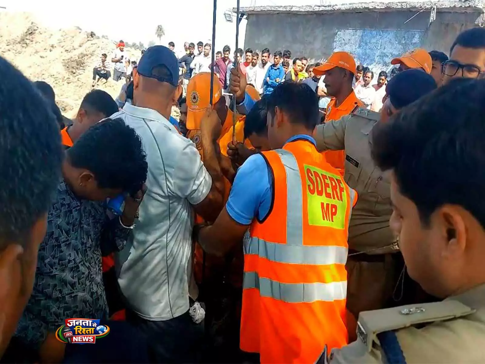 Ujjain बोरवेल हादसे में रेस्क्यू ऑपरेशन जारी Ujjain बोरवेल हादसे में रेस्क्यू ऑपरेशन जारी