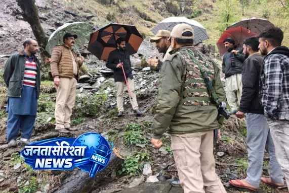 Poonch में भूमि धंसने की घटना, घर और स्कूल प्रभावित Poonch में भूमि धंसने की घटना, घर और स्कूल प्रभावित