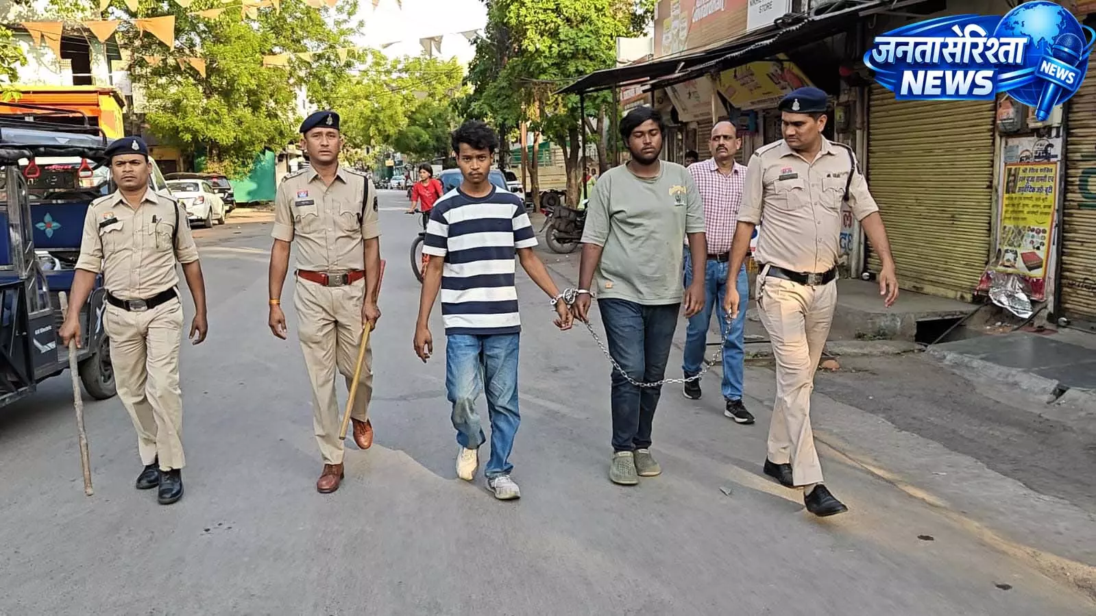तेलीबांधा में चाकूबाजी करने वाले 2 बदमाशों का पुलिस ने निकाला जुलूस, देखें VIDEO... तेलीबांधा में चाकूबाजी करने वाले 2 बदमाशों का पुलिस ने निकाला जुलूस, देखें VIDEO...