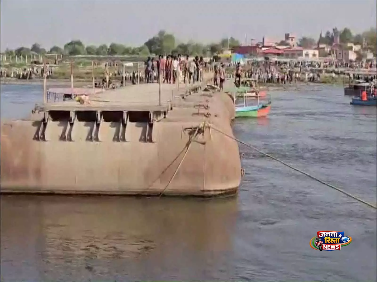 मथुरा नाव हादसा: Yamuna में पंटून पुल से टकराने के बाद 10 लोगों की मौत मथुरा नाव हादसा: Yamuna में पंटून पुल से टकराने के बाद 10 लोगों की मौत