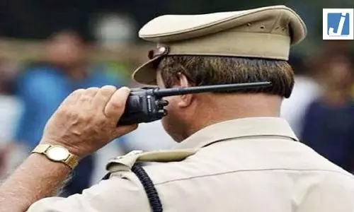 लूट की बड़ी वारदात: बीच सड़क पर व्यापारी को घेरा, ₹25 लाख लेकर रफूचक्कर हुए बदमाश लूट की बड़ी वारदात: बीच सड़क पर व्यापारी को घेरा, ₹25 लाख लेकर रफूचक्कर हुए बदमाश