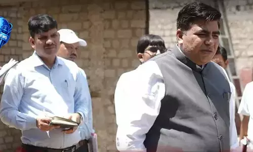 कलेक्टर ने घटिया निर्माण देखकर ठेकेदार को लगाई फटकार, दरवाजा-खिड़की तुड़वा दिया कलेक्टर ने घटिया निर्माण देखकर ठेकेदार को लगाई फटकार, दरवाजा-खिड़की तुड़वा दिया