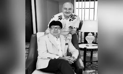 दोस्ती के रिश्ते को अनमोल मानते हैं अनुपम खेर, शेयर की अपने नए दोस्त के साथ सेल्फी दोस्ती के रिश्ते को अनमोल मानते हैं अनुपम खेर, शेयर की अपने नए दोस्त के साथ सेल्फी