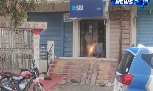 Telangana: राजन्ना सिरसिला में पुलिस स्टेशन के पास ATM मशीन चोरी हो गई Telangana: राजन्ना सिरसिला में पुलिस स्टेशन के पास ATM मशीन चोरी हो गई