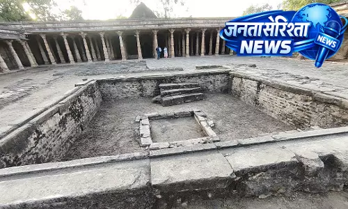 Indore में चलती कार से कूदी महिला, ट्रक ने कार को 15 मीटर तक घसीटा Indore में चलती कार से कूदी महिला, ट्रक ने कार को 15 मीटर तक घसीटा