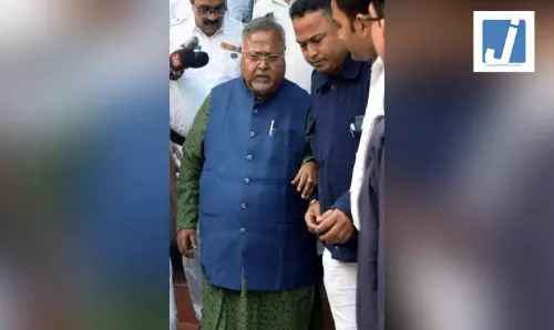 पश्चिम बंगाल चुनाव से पहले ED ने पूर्व शिक्षा मंत्री पार्थ चटर्जी के आवास पर छापा मारा