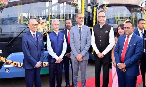 भारत ने मॉरिशस को 90 ई-बसें सौंपीं भारत ने मॉरिशस को 90 ई-बसें सौंपीं