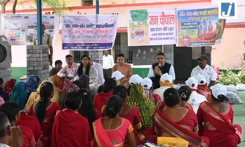 कलेक्टर ने चौपाल में ग्रामीणों को जल संरक्षण के लिये किया प्रोत्साहित