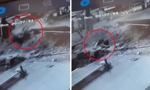 Jabalpur : तेज रफ्तार बाइक सड़क खोदने वाली जगह से टकराई, दो लोग घायल, एक गड्ढे में गिरा Jabalpur : तेज रफ्तार बाइक सड़क खोदने वाली जगह से टकराई, दो लोग घायल, एक गड्ढे में गिरा