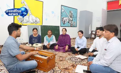 Punjab: स्थानीय बच्चों और बड़ों के बीच संगीत सीखने का उत्साह Punjab: स्थानीय बच्चों और बड़ों के बीच संगीत सीखने का उत्साह