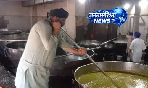 Amritsar में लंगर ने दर्शाया सिख धर्म की सेवा भावना Amritsar में लंगर ने दर्शाया सिख धर्म की सेवा भावना