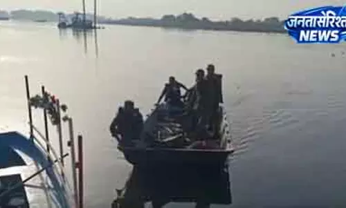 Mathura नाव हादसा: पलटी हुई नाव बरामद; पांच टूरिस्ट अभी भी लापता Mathura नाव हादसा: पलटी हुई नाव बरामद; पांच टूरिस्ट अभी भी लापता