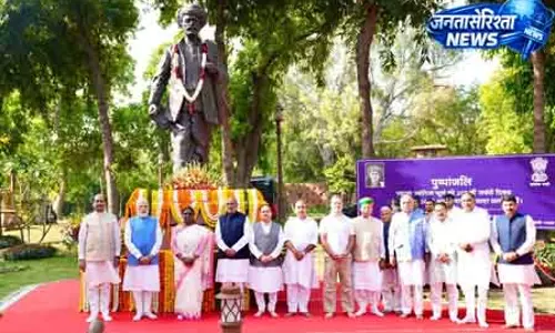राष्ट्रपति मुर्मू, उपराष्ट्रपति राधाकृष्णन और अन्य ने ज्योतिराव फुले को पुष्पांजलि अर्पित की