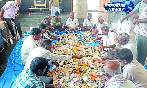 Karnataka : मंदिर में हुंडी की गिनती Karnataka : मंदिर में हुंडी की गिनती