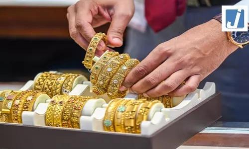सोने-चांदी की कीमतों में लगातार तीसरे हफ्ते तेजी, डॉलर की कमजोरी से बढ़ी मांग सोने-चांदी की कीमतों में लगातार तीसरे हफ्ते तेजी, डॉलर की कमजोरी से बढ़ी मांग