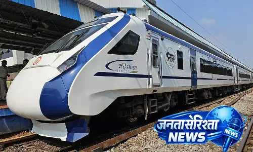 Kerala के पलक्कड़ के पास पथराव की घटना में वंदे भारत ट्रेन की खिड़की को नुकसान पहुंचा Kerala के पलक्कड़ के पास पथराव की घटना में वंदे भारत ट्रेन की खिड़की को नुकसान पहुंचा
