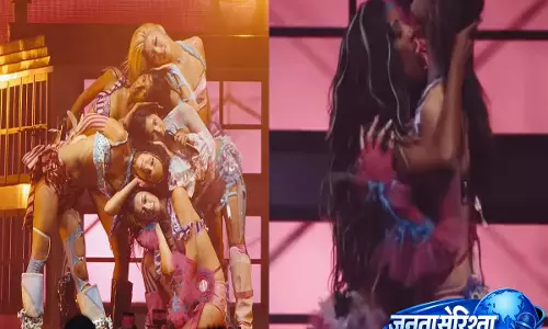 Coachella 2026 में Katseye का धमाकेदार परफॉर्मेंस, ‘Golden’ और वायरल स्टेज मोमेंट्स ने मचाया तहलका Coachella 2026 में Katseye का धमाकेदार परफॉर्मेंस, ‘Golden’ और वायरल स्टेज मोमेंट्स ने मचाया तहलका