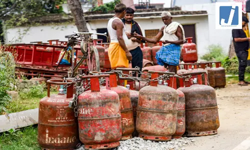 LPG की कालाबाजारी पर बड़ी कार्रवाई, आठ वाहनों में लदे 451 सिलेंडर बरामद