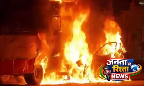 Bhubaneswar में बदमाशों ने युवक को पीटा, दो गाड़ियों में आग लगाई, जांच जारी Bhubaneswar में बदमाशों ने युवक को पीटा, दो गाड़ियों में आग लगाई, जांच जारी