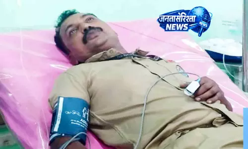 KSRTC ड्राइवर ने मिट्टी के बर्तन बेचने वाले को हमले से बचाया KSRTC ड्राइवर ने मिट्टी के बर्तन बेचने वाले को हमले से बचाया