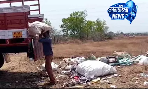 Kerala : स्थानीय लोग गाड़ी से फेंका गया कचरा इकट्ठा करते हैं Kerala : स्थानीय लोग गाड़ी से फेंका गया कचरा इकट्ठा करते हैं