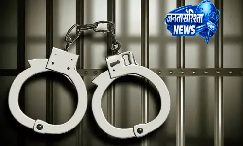 Kerala : स्थानीय लोगों ने काइनिक्कारा में नकली पैसे वसूलने वाले गैंग को पकड़ा Kerala : स्थानीय लोगों ने काइनिक्कारा में नकली पैसे वसूलने वाले गैंग को पकड़ा