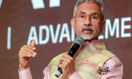 विदेश मंत्री जयशंकर दोनों देशों के बीच व्यापक रणनीतिक साझेदारी की समीक्षा करने के लिए UAE पहुंचे विदेश मंत्री जयशंकर दोनों देशों के बीच व्यापक रणनीतिक साझेदारी की समीक्षा करने के लिए UAE पहुंचे