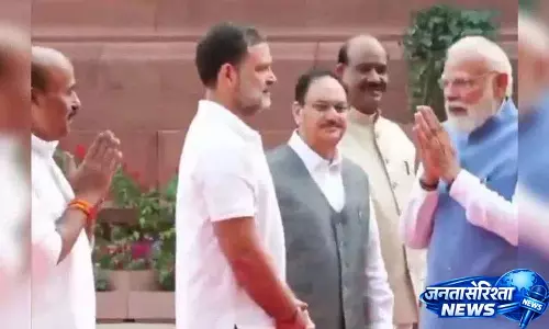 पीएम मोदी और राहुल गांधी ने Parliament में दुर्लभ बातचीत शेयर की पीएम मोदी और राहुल गांधी ने Parliament में दुर्लभ बातचीत शेयर की