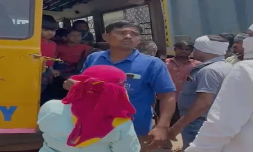 बड़ा हादसा टला, स्कूल बस का पिछला गेट टूटकर सड़क पर गिरा बड़ा हादसा टला, स्कूल बस का पिछला गेट टूटकर सड़क पर गिरा
