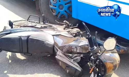 Kerala: प्राइवेट बस और बाइक की टक्कर में बाइक सवार घायल Kerala: प्राइवेट बस और बाइक की टक्कर में बाइक सवार घायल