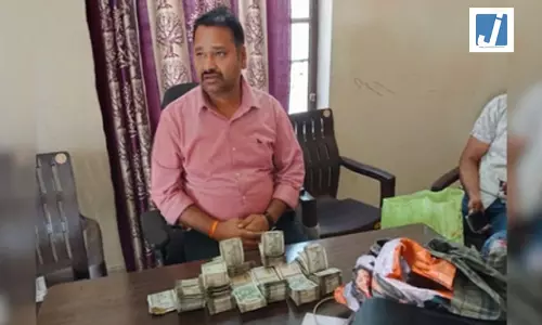 ACB की बड़ी कार्रवाई, असिस्टेंट इंजीनियर से 3.70 लाख बरामद, अधिकारियों ने क्या बताया? ACB की बड़ी कार्रवाई, असिस्टेंट इंजीनियर से 3.70 लाख बरामद, अधिकारियों ने क्या बताया?