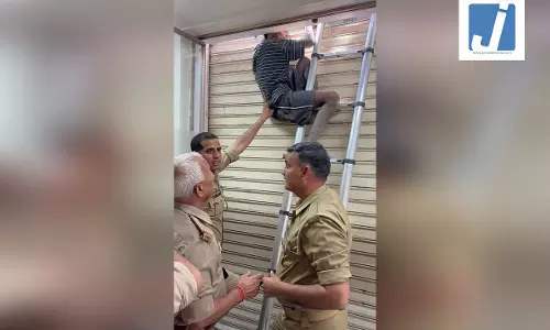 क्लीनिक में चोरी करने गया चोर शटर में फंसा, फायर सर्विस ने किया रेस्क्यू क्लीनिक में चोरी करने गया चोर शटर में फंसा, फायर सर्विस ने किया रेस्क्यू