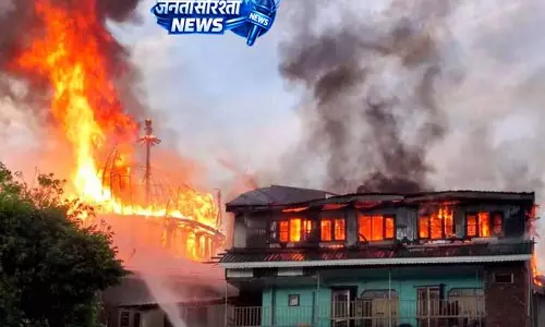 Srinagar: मदरसे की इमारत और कीमती सामान में भीषण नुकसान Srinagar: मदरसे की इमारत और कीमती सामान में भीषण नुकसान