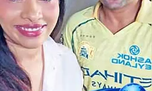 Chennai: क्रिएटिव मेकअप और स्टाइलिंग ने शूट में चार चांद लगाए Chennai: क्रिएटिव मेकअप और स्टाइलिंग ने शूट में चार चांद लगाए