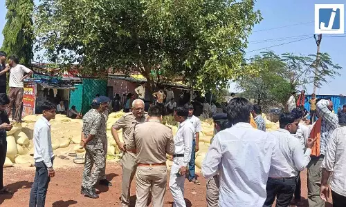 LIVE वीडियो: ऑटो पर पलटा ट्रक, दूल्हा-दुल्हन सहित चार की मौत