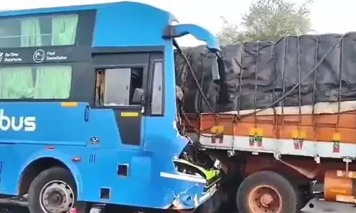 Kodad में NH 65 पर बस और ट्रक की टक्कर Kodad में NH 65 पर बस और ट्रक की टक्कर