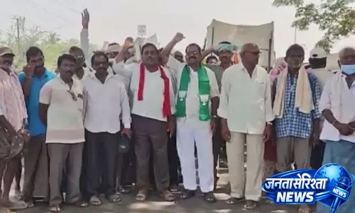 धान खरीद में देरी को लेकर किसानों ने Kodad-Khammam रोड जाम किया