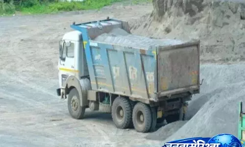 Dumper Mafia ने आधी रात को पवनमावल पर हमला किया, मिट्टी और मुरमा चुराया Dumper Mafia ने आधी रात को पवनमावल पर हमला किया, मिट्टी और मुरमा चुराया