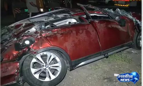 BREAKING: ब्रेक फेल लॉरी कार पर पलटी, एक की मौत