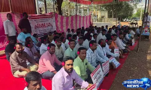 सरकारी लापरवाही के खिलाफ कारीगरों ने कानों में फूल रखकर विरोध प्रदर्शन किया सरकारी लापरवाही के खिलाफ कारीगरों ने कानों में फूल रखकर विरोध प्रदर्शन किया