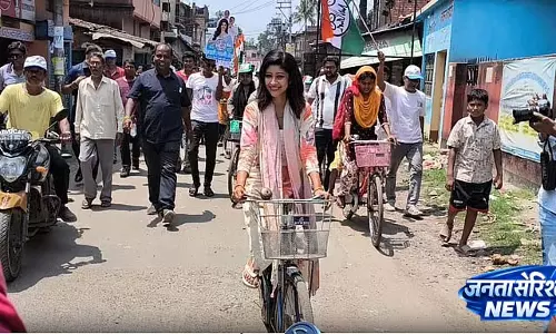 Lovely ने सोनारपुर में चुनाव प्रचार के लिए साइकिल का इस्तेमाल किया Lovely ने सोनारपुर में चुनाव प्रचार के लिए साइकिल का इस्तेमाल किया