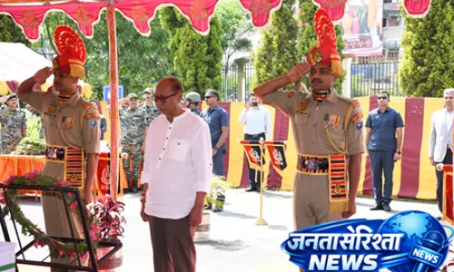 मणिपुर: उग्रवादियों की गोलीबारी में बलिदान हुए बीएसएफ जवान को दी गई श्रद्धांजलि मणिपुर: उग्रवादियों की गोलीबारी में बलिदान हुए बीएसएफ जवान को दी गई श्रद्धांजलि