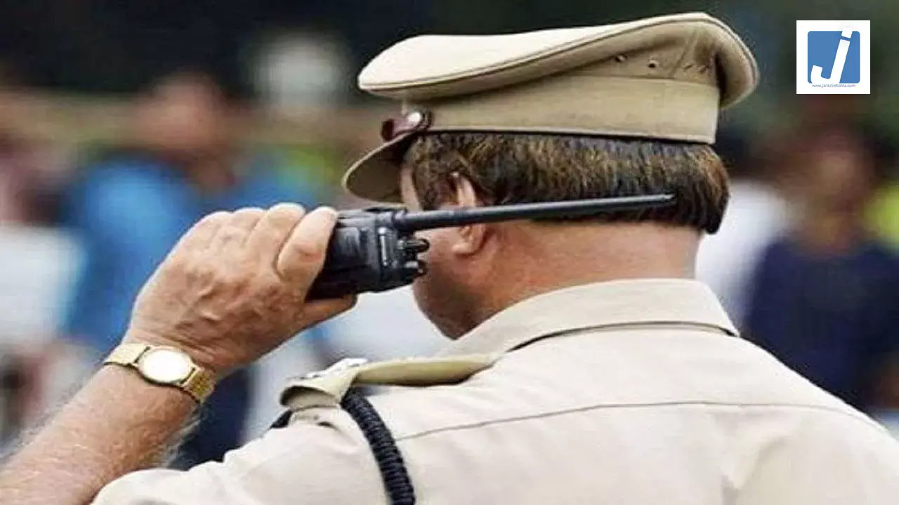 लूट की बड़ी वारदात: बीच सड़क पर व्यापारी को घेरा, ₹25 लाख लेकर रफूचक्कर हुए बदमाश लूट की बड़ी वारदात: बीच सड़क पर व्यापारी को घेरा, ₹25 लाख लेकर रफूचक्कर हुए बदमाश