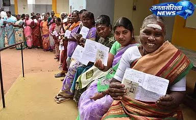 Tamil Nadu : घर-घर जाकर बूथ स्लिप बांटने का काम ज़ोरों पर है Tamil Nadu : घर-घर जाकर बूथ स्लिप बांटने का काम ज़ोरों पर है