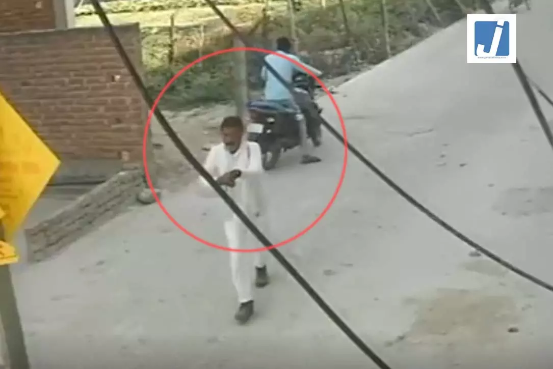 वकील की दिनदहाड़े हत्या का LIVE वीडियो, आरोपियों की बाइक स्टार्ट होने में लग गया समय, इलाके में हड़कंप वकील की दिनदहाड़े हत्या का LIVE वीडियो, आरोपियों की बाइक स्टार्ट होने में लग गया समय, इलाके में हड़कंप